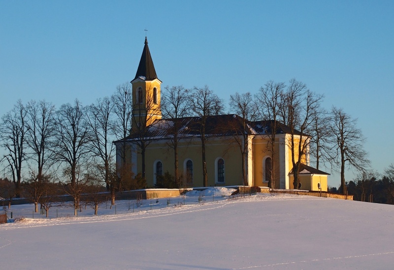 Empírový kostel sv. Mikuláše v Lísku