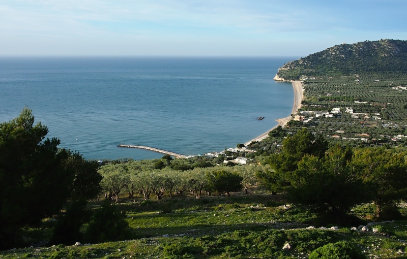 pobřeží u městečka Mattinata