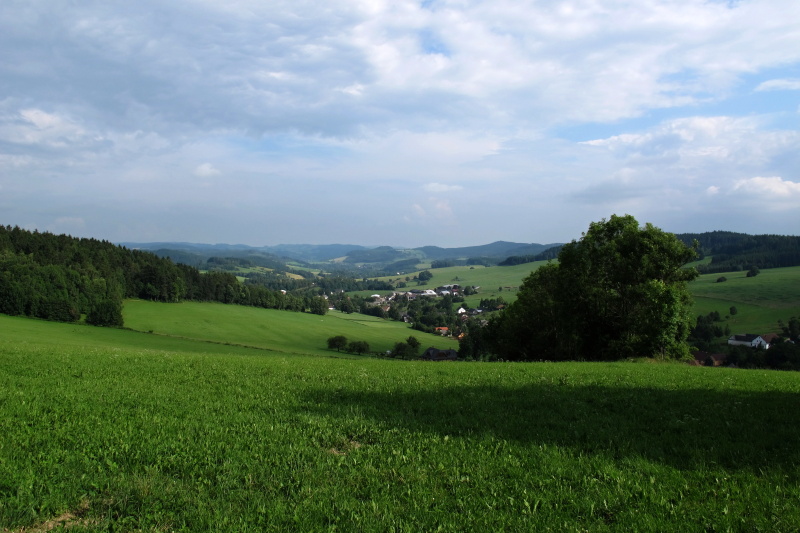pohled z Luckého vrchu (739 m.n.m.)